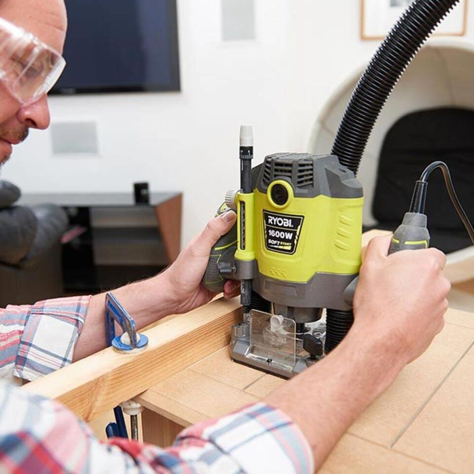 Ryobi RRT1600P-K 1600 W Çift Kollu El Frezesi 5133002606