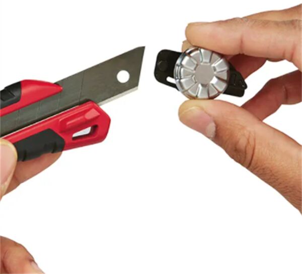 Milwaukee Ağır Hizmet Tipi Ayarlı Maket Bıçağı 18 Mm 48221961