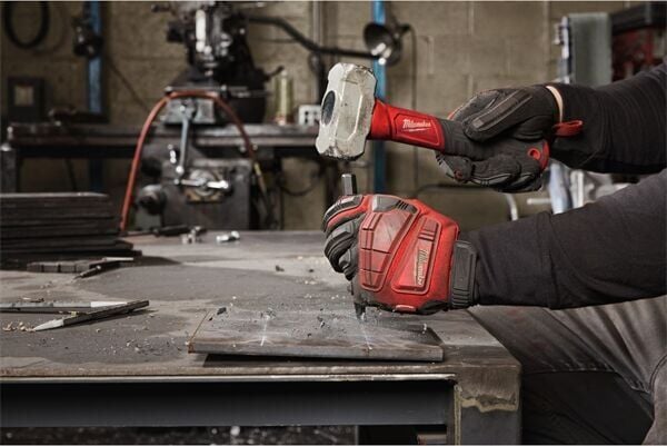 Milwaukee Fiber Saplı Club Çekiç 910 GR 4932498304